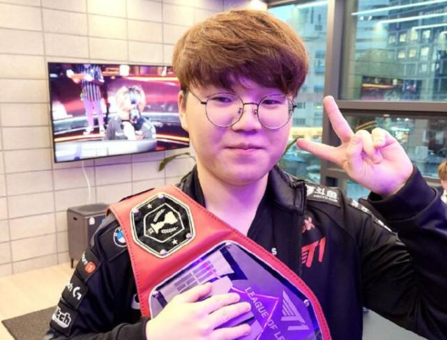 一名前锋在 一名前锋在