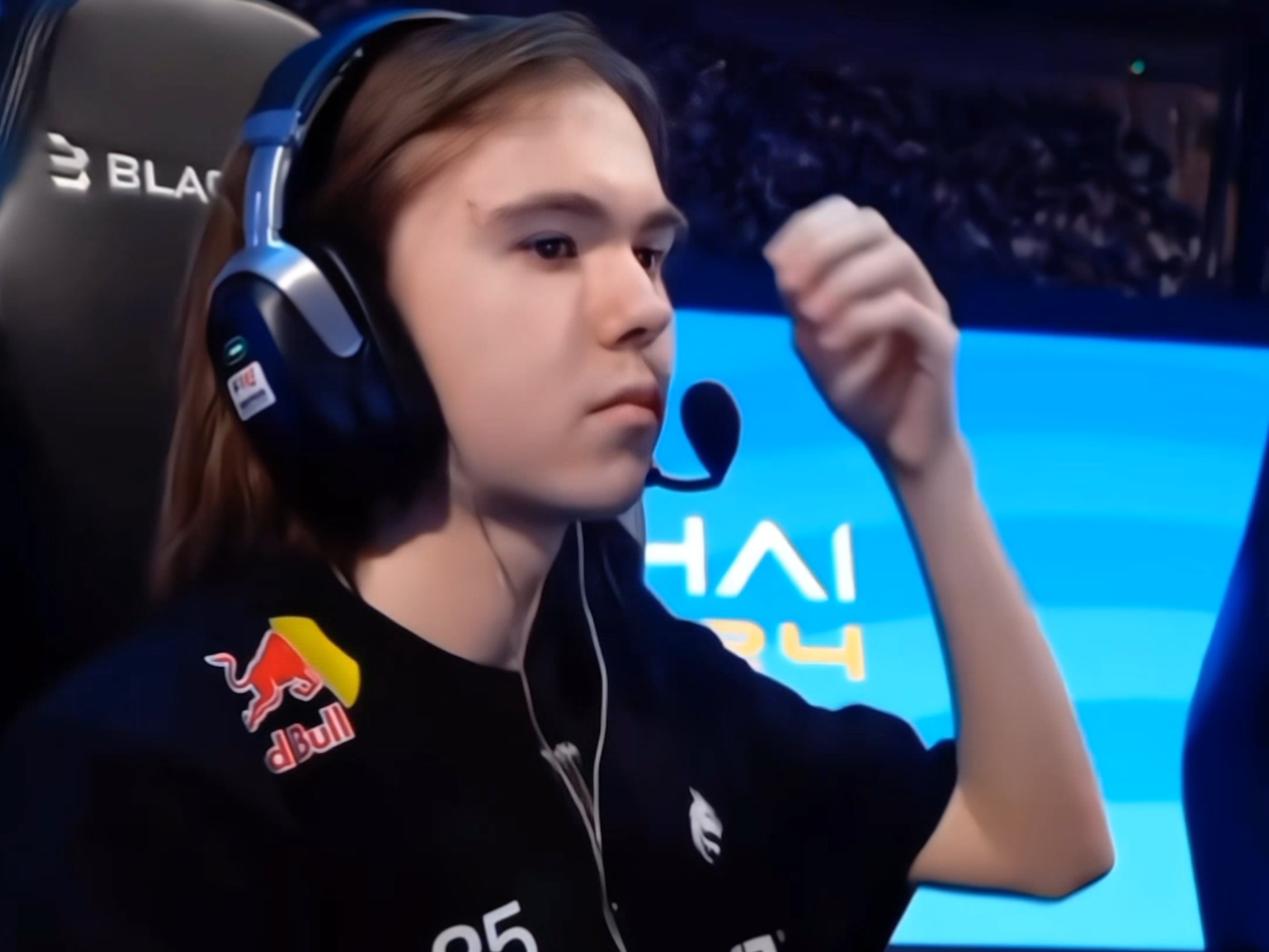 他的表现逐 他的表现逐